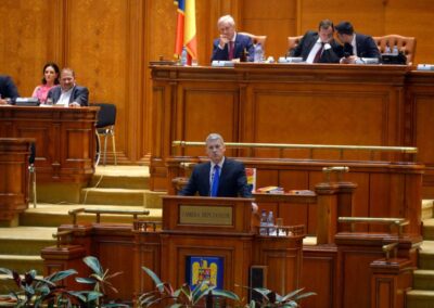 În Parlamentul României, plenul Camerei Deputaților, explicând de ce modificările aduse de PSD legilor justiției nu rezolvă problemele sistemului judiciar, ci adaugă altele mai grave.
