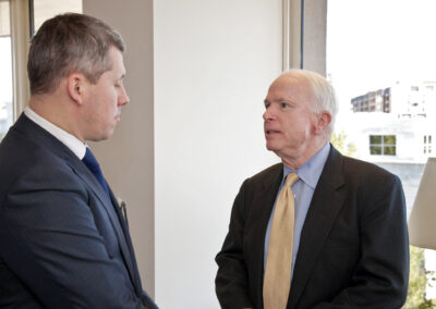 La Washington, într-o vizită de lucru, alături de senatorul Republican John McCain. (arhivă personală)
